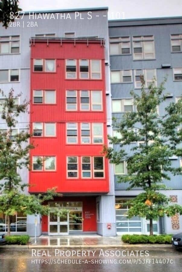 Building Photo - 827 Hiawatha Pl S