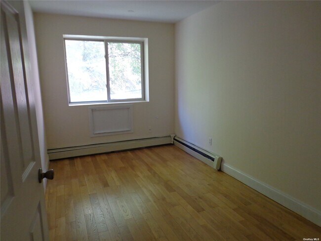 Foto del edificio - 141-39 Pershing Crescent