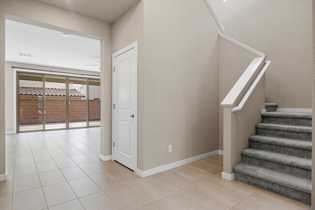 Foto del edificio - Beautifully Modern 4 Bedroom Home with Bedroom on Main Level
