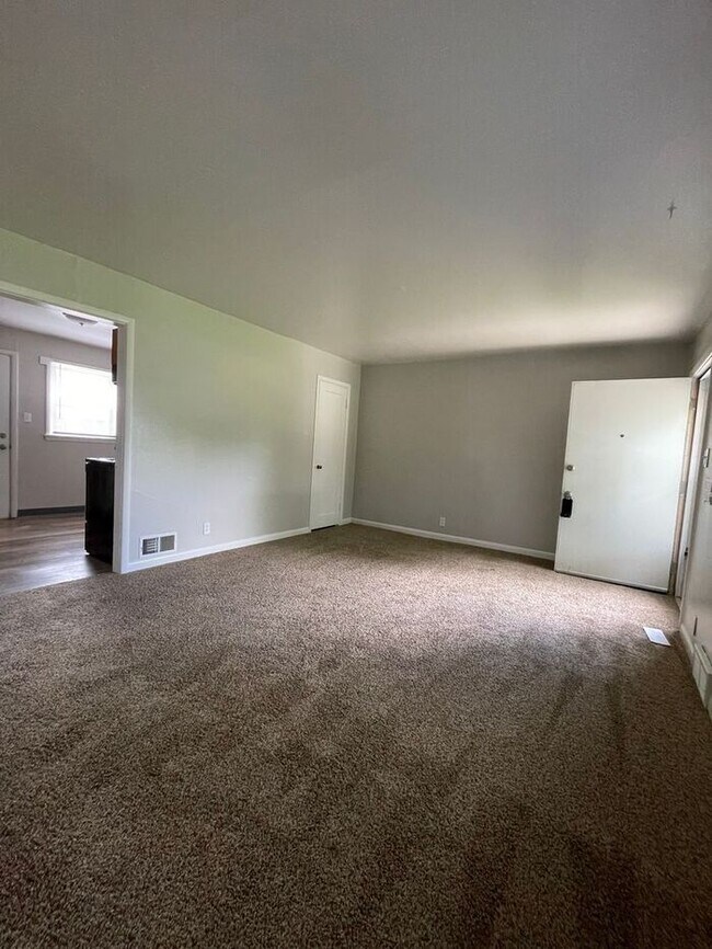 Foto del edificio - 2-Bedroom Apartment -Great Location! $300 ...