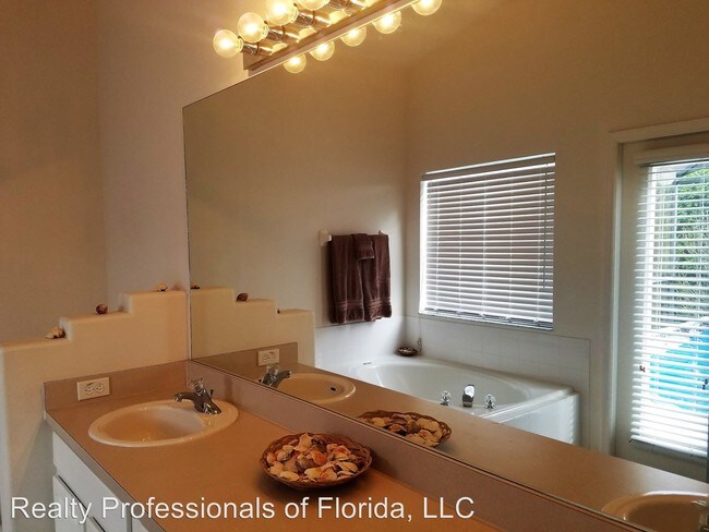 Building Photo - 16648 Palm Spring Dr