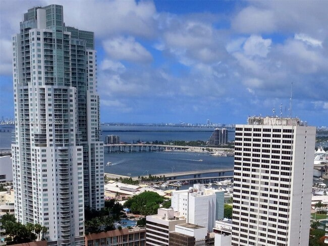Foto del edificio - 151 SE 1st St