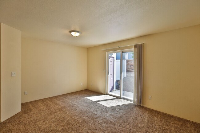 Foto del edificio - Nice two story 2 bedroom townhouse