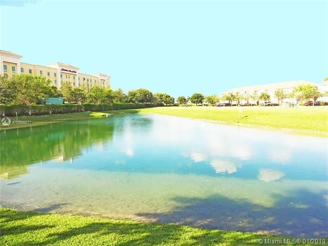 Foto del edificio - 998 NE 30th Ave