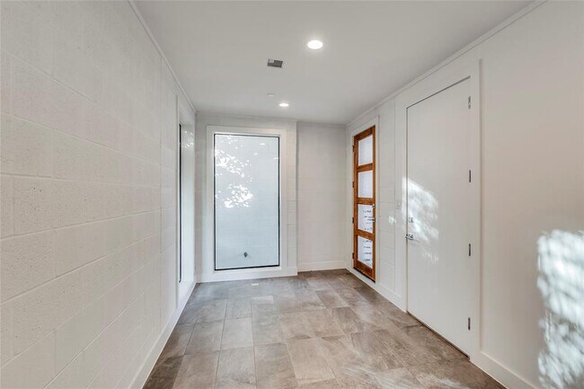 Building Photo - 2237 N MacGregor Way