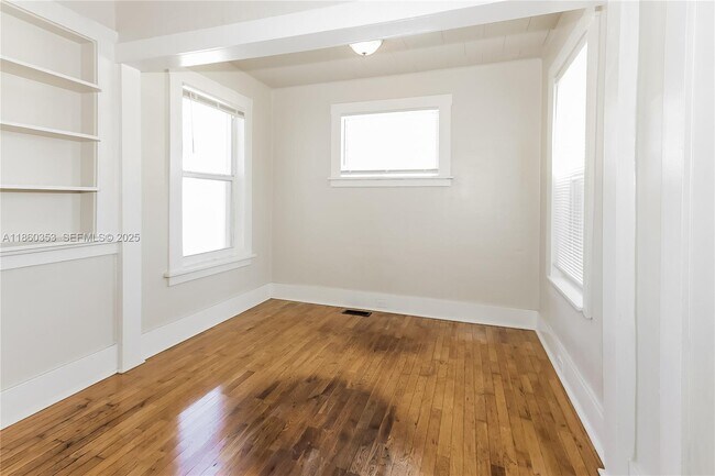 Building Photo - 713 S N St