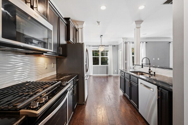 Foto del edificio - Immaculate and Fully Updated 3 Bedroom Tow...