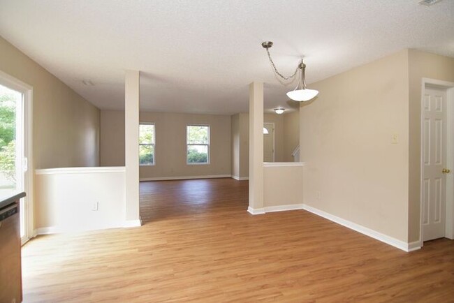 Building Photo - LOVELY 3 BEDROOM, 2.5 BATHROOM HOME IN DES...