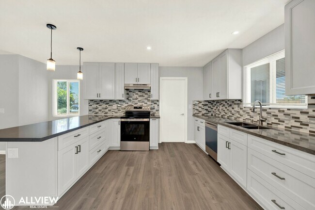Foto del edificio - Newly Remodeled 4-Bedroom Gem with Spaciou...