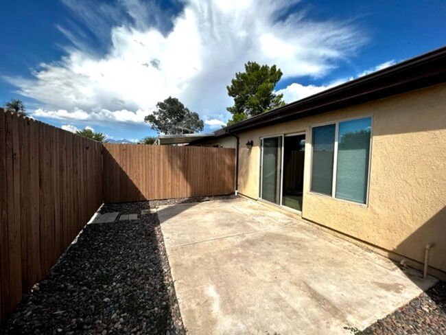 Building Photo - Beautiful Townhome in Great Eastside Location