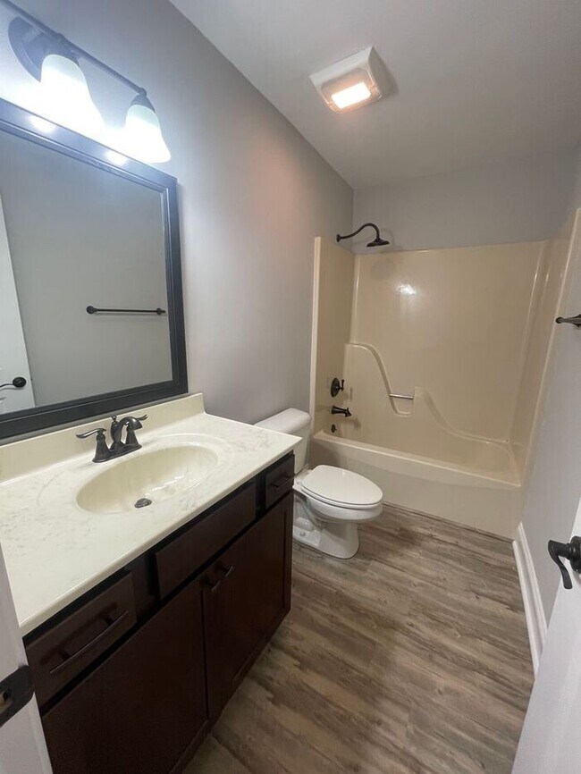 Building Photo - 4 Bedroom - 3 Bath Home with a 2 car garage in Farragut