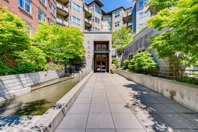 Foto del edificio - SPACIOUS 1-BEDROOM APARTMENT FOR RENT IN DOWNTOWN BALLARD!