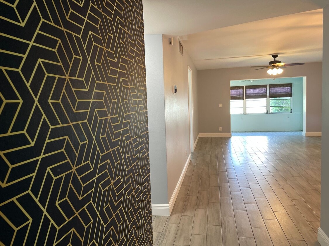 Foto principal - Beautifully renovated! 2 Bed, 2 Bath corne...