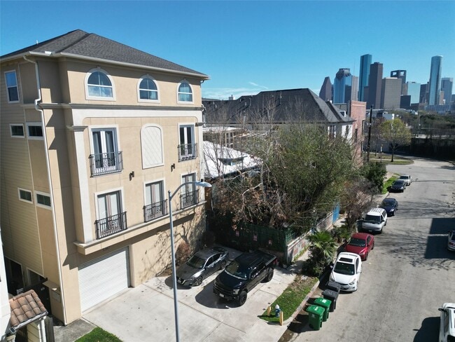 Building Photo - 314 W Bell St