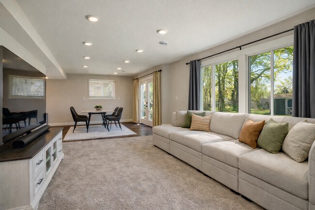Foto del edificio - Charming 3-Bedroom Retreat with Finished Basement & Cozy Fireplace in Shoreview!