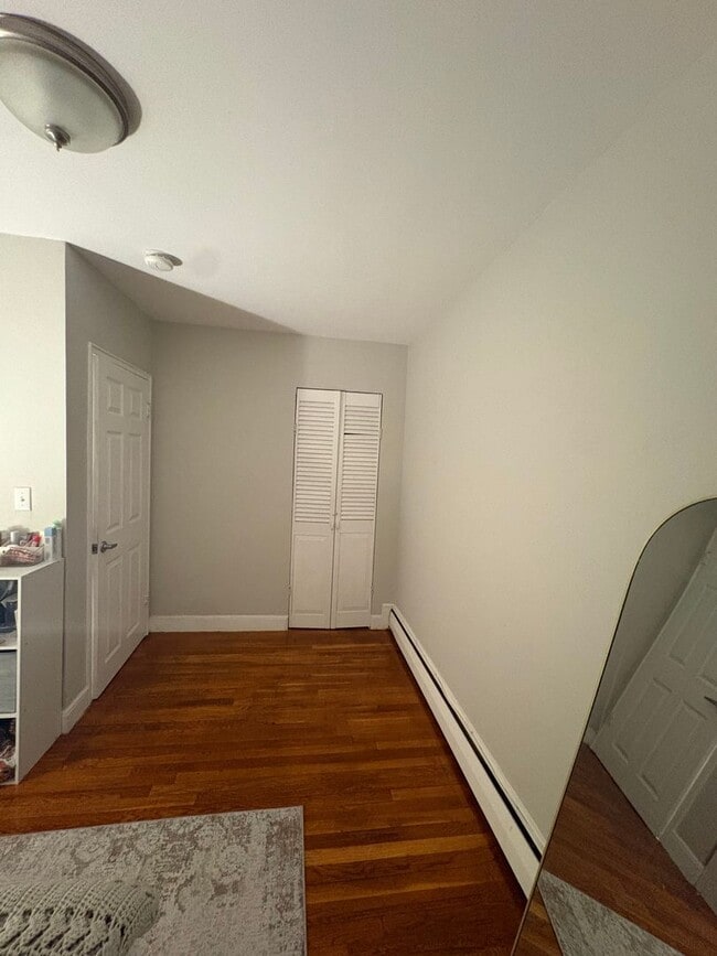 Building Photo - See YT Video!  No Fee!  Huge & Sunny Apt near Ts & Cleveland Cirlce.  Cat Friendly