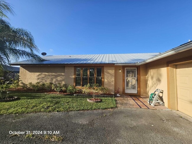 Building Photo - 788 SE River Ct