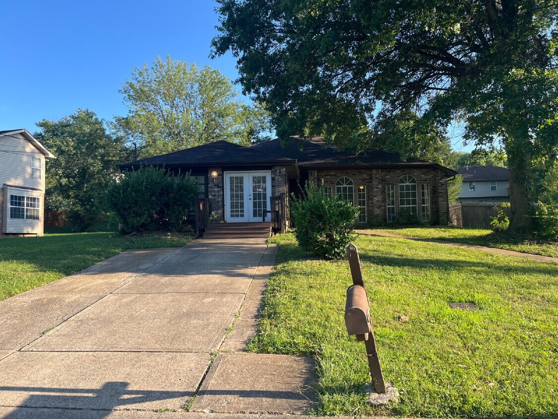 Foto principal - "Spacious 3-Bedroom Oasis with 2 Full Bath...