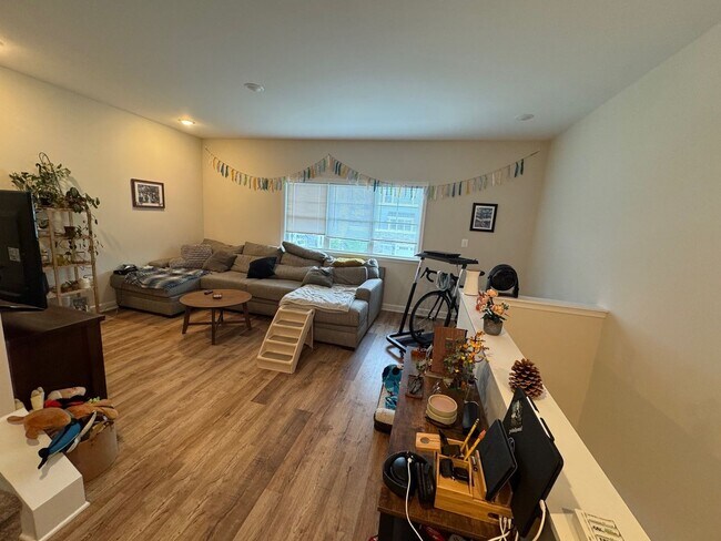 Building Photo - Spacious Luxury Townhome! Outstanding Loca...