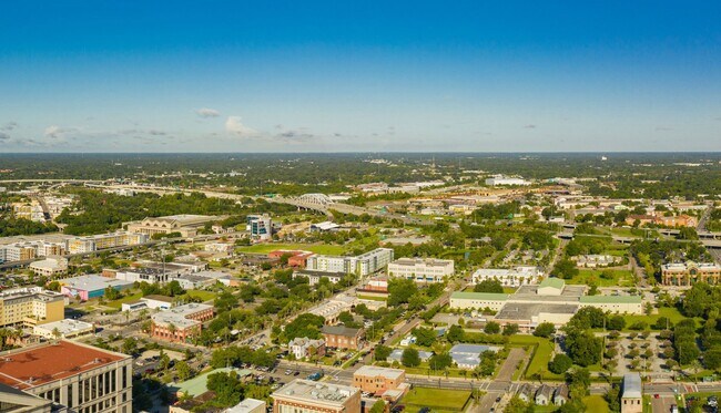 Building Photo - Pinewood Pointe