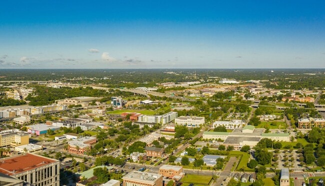 Building Photo - Pinewood Pointe