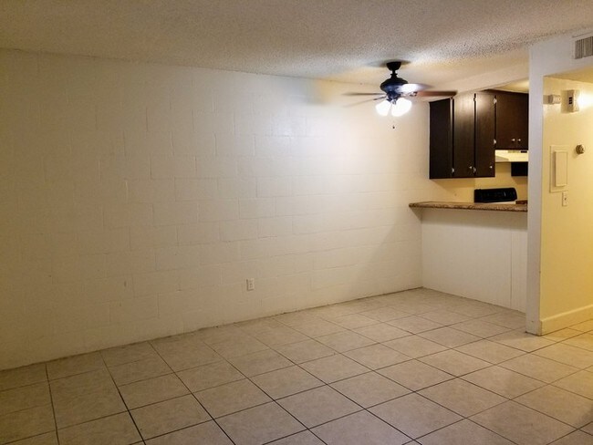 Building Photo - Studio in the Heart of Palm Desert!