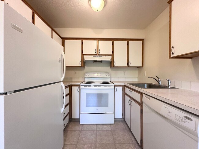Building Photo - 3bd 2.5 ba Townhome * Near Fairview Village * $1,000 off first mont’s rent!!!!