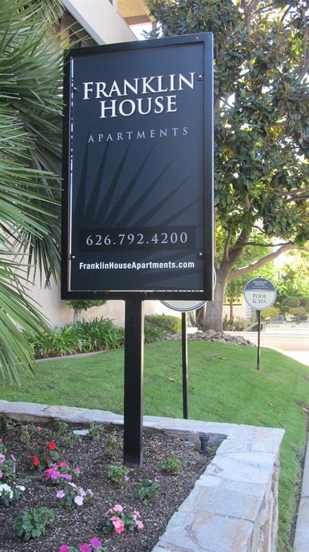 Building Photo - 250 N Oak Knoll Ave