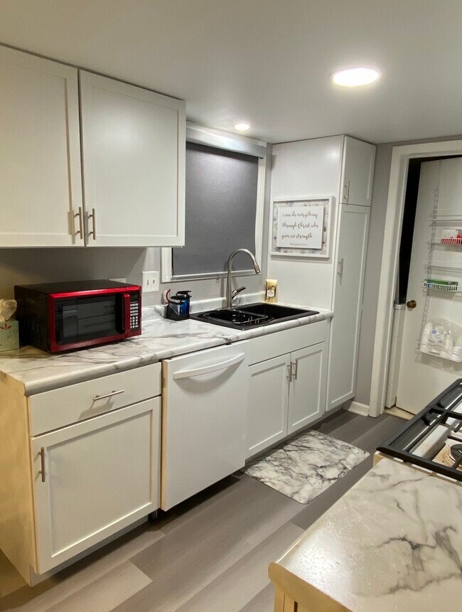 Foto del edificio - 710 Clearwood Ct