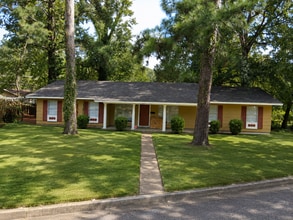 Building Photo - 1215 Garden Park Dr