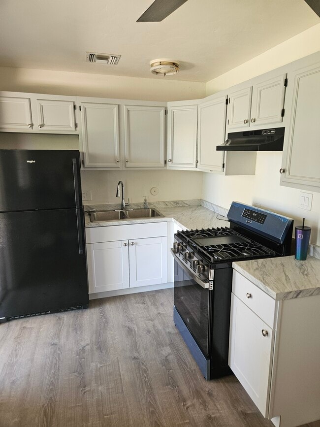 Building Photo - 2326 E Earll Dr