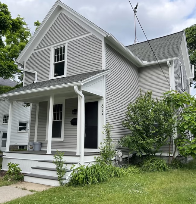 Building Photo - 622 Gladstone Dr SE