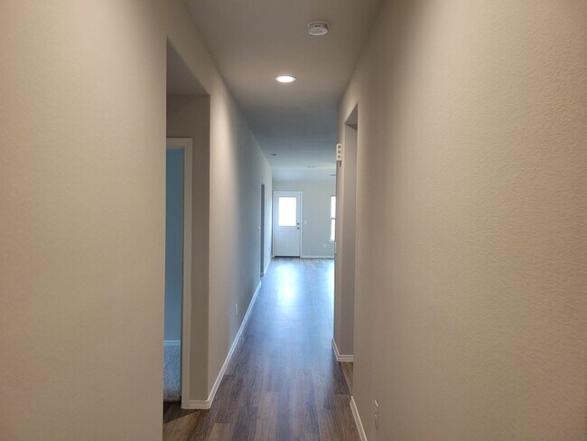 Foto del edificio - 14930 Dane Ct