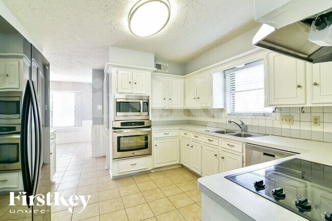 Foto del edificio - 11715 Parkriver Dr