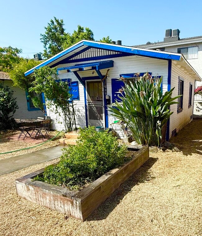 Building Photo - 608 E Angeleno Ave