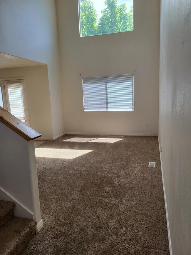 Building Photo - 1026 N Plaza Dr