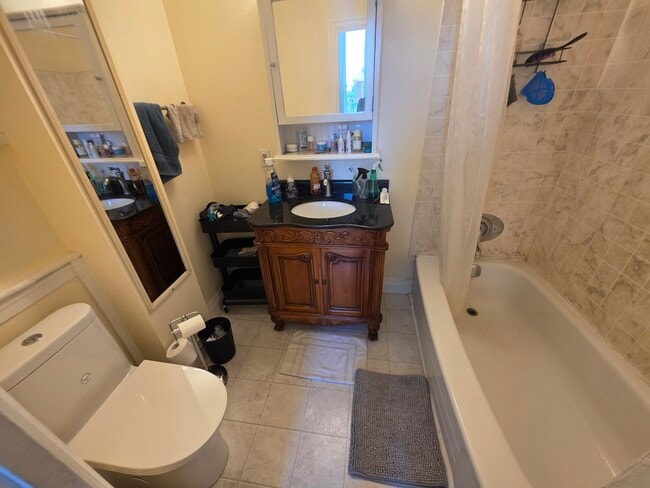 4 pc vanity - 420 Stewart St