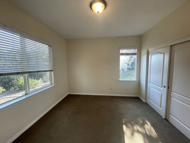 Building Photo - Foxborough Estates - Luxurious 4 bedroom +...