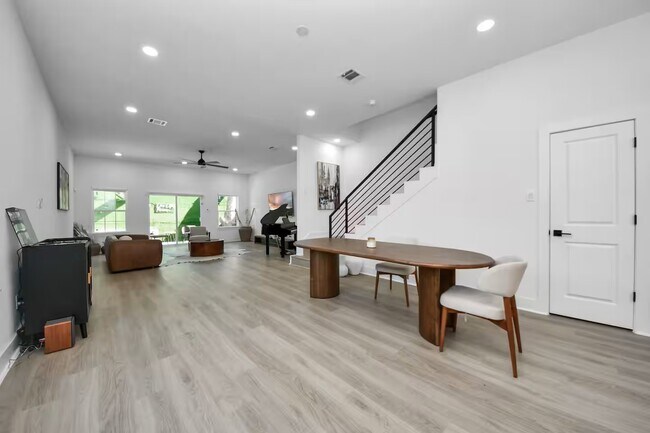 Foto del edificio - 6747 Peerless St