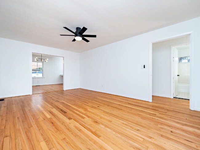 Foto del edificio - "Charming 3-Bed Home with Gleaming Hardwood Floors on Sheffield Road!"