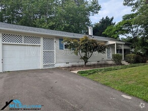 Building Photo - 2310 Lindmont Ave