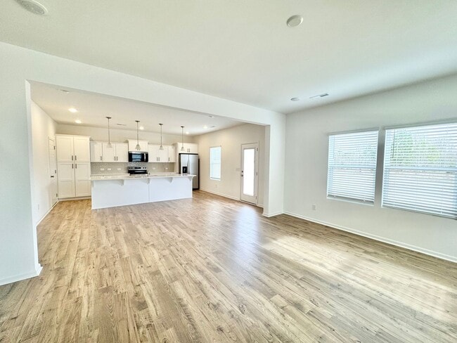 Foto del edificio - NEW CONSTRUCTION Spacious 4 br home with office and loft area near shopping and I-85