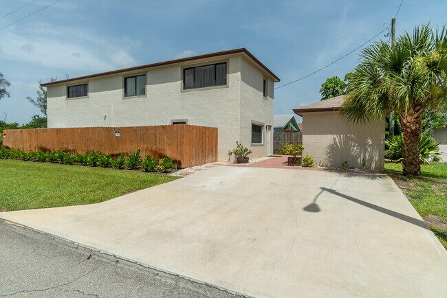 Building Photo - 6410 N Dixie Hwy