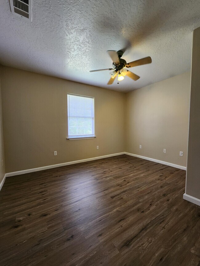 Foto del edificio - 8193 Redstone Dr