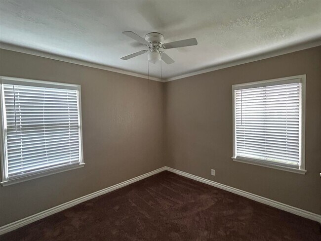 Foto del edificio - 2 bed/1 bath Home - Ready to Rent! - Fenced back yard, Gardner included!