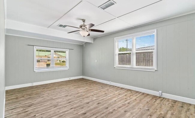 Building Photo - 194 Coral Dr SW