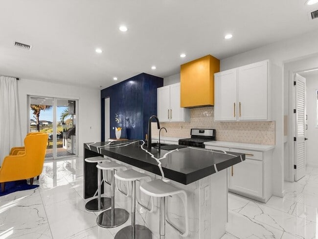 Building Photo - 11828 SW Lyra Dr.