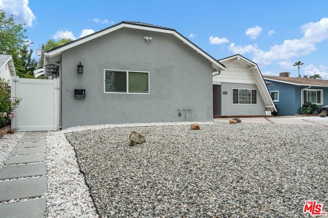 Foto del edificio - 23922 Archwood St