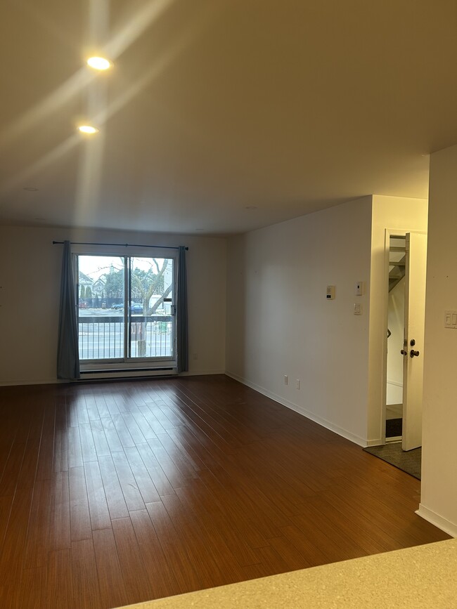 Building Photo - 18125 Boul De Pierrefonds