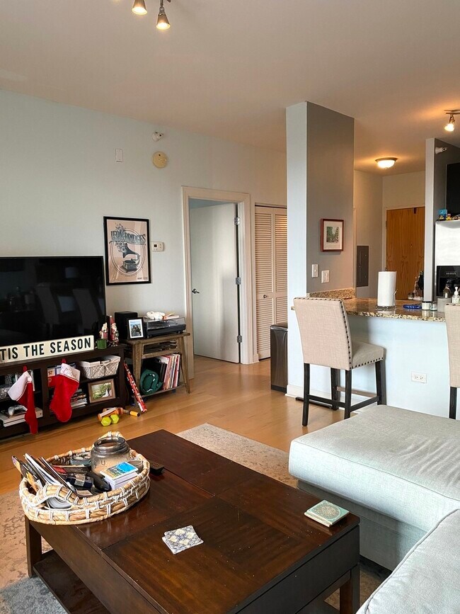 Foto del edificio - 451 W Huron St